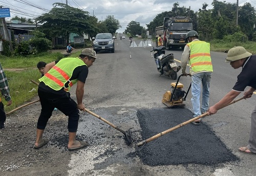 Vá ổ gà, sụt lún trên Quốc lộ 14 đoạn qua huyện Chư Păh, tỉnh Gia Lai. Ảnh: Thanh Tuấn