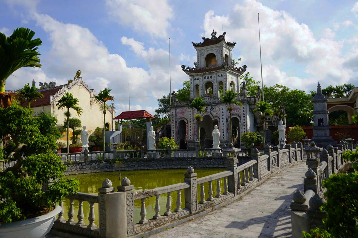 Cổng chùa hình nhất môn, có hai tầng tám mái đao cong. Bên cạnh là một hồ nước rộng hàng trăm mét, tạo cảnh quan hài hòa, bình yên cho ngôi chùa cổ.