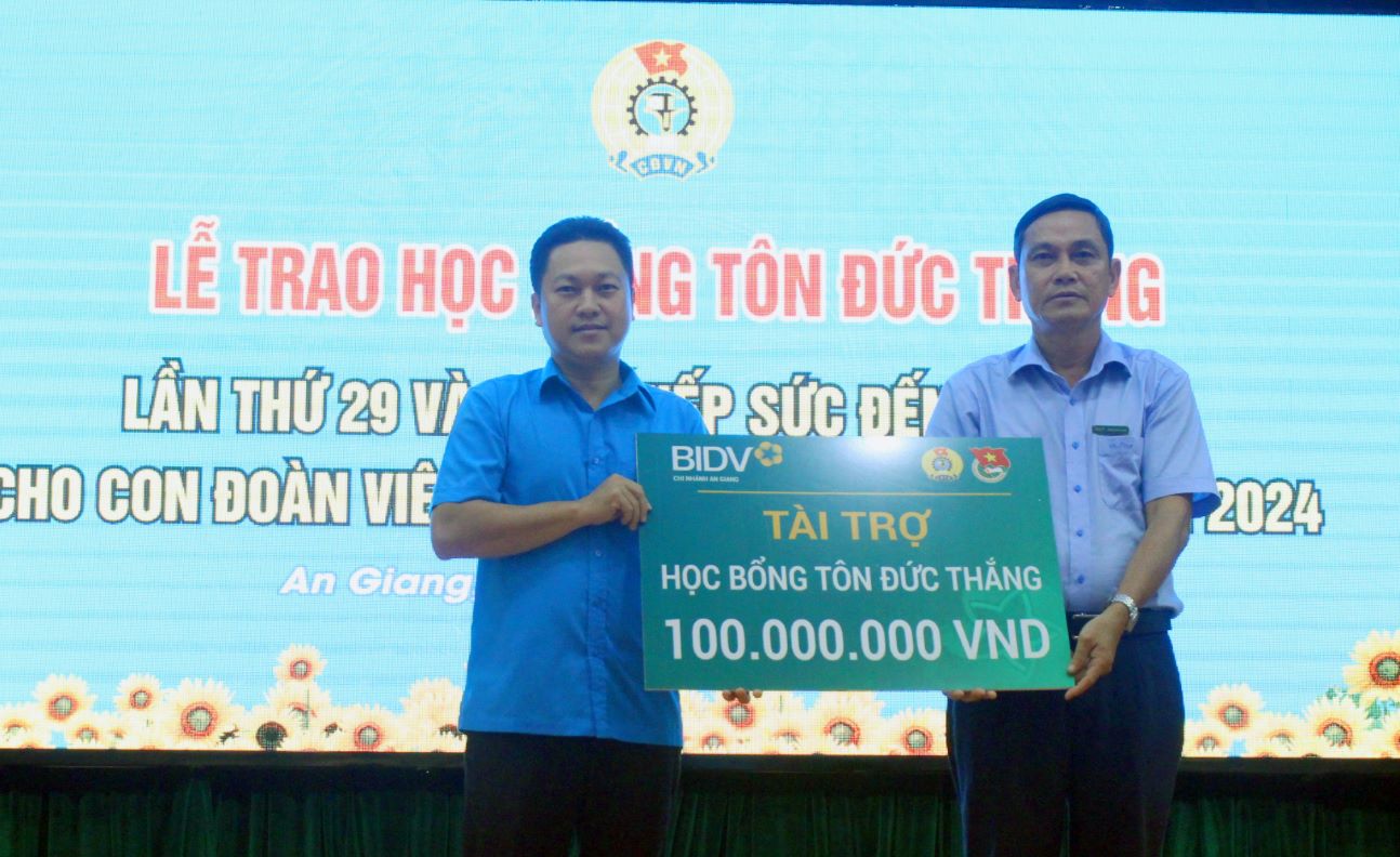 Ông Lâm Thành Sĩ - Chủ tịch LĐLĐ tỉnh An Giang tiếp nhận hỗ trợ Quỹ Học bổng Tôn Đức Thắng. Ảnh: Lục Tùng