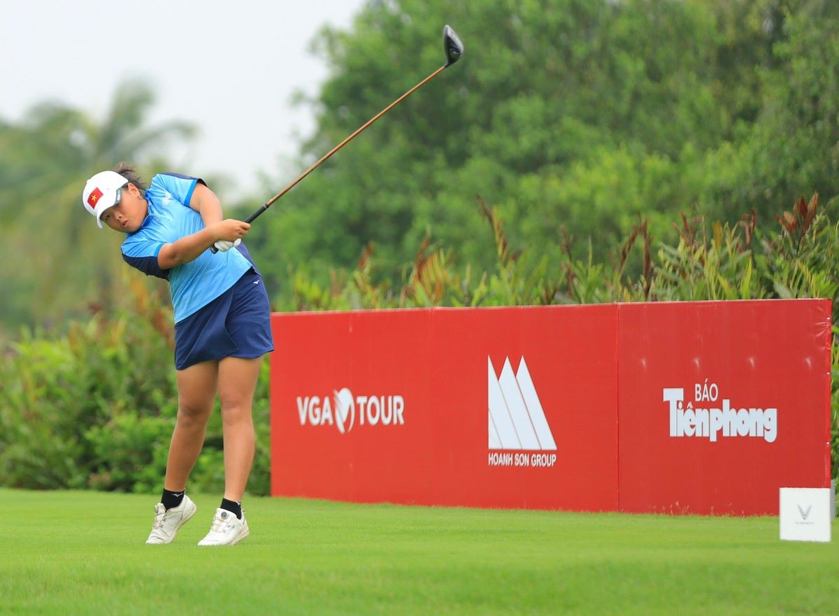 Golfer Phương Quỳnh có màn thi đấu tiến bộ so với ngày thi đấu đầu tiên. Ảnh: Như Ý