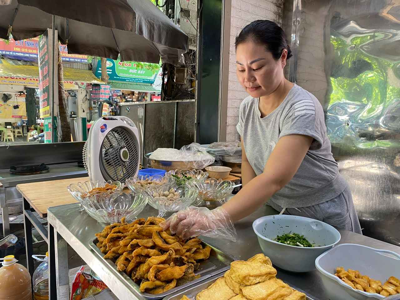 Quán bún cá trong ngõ bán hết 15kg cá mỗi ngày ở Hà Nội