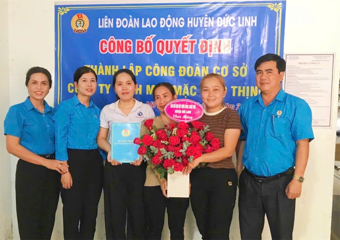 Ban chấp hành Công đoàn cơ sở công ty TNHH may mặc Hiệp Thịnh ra mắt nhận nhiệm vụ. Ảnh: Thiện Linh