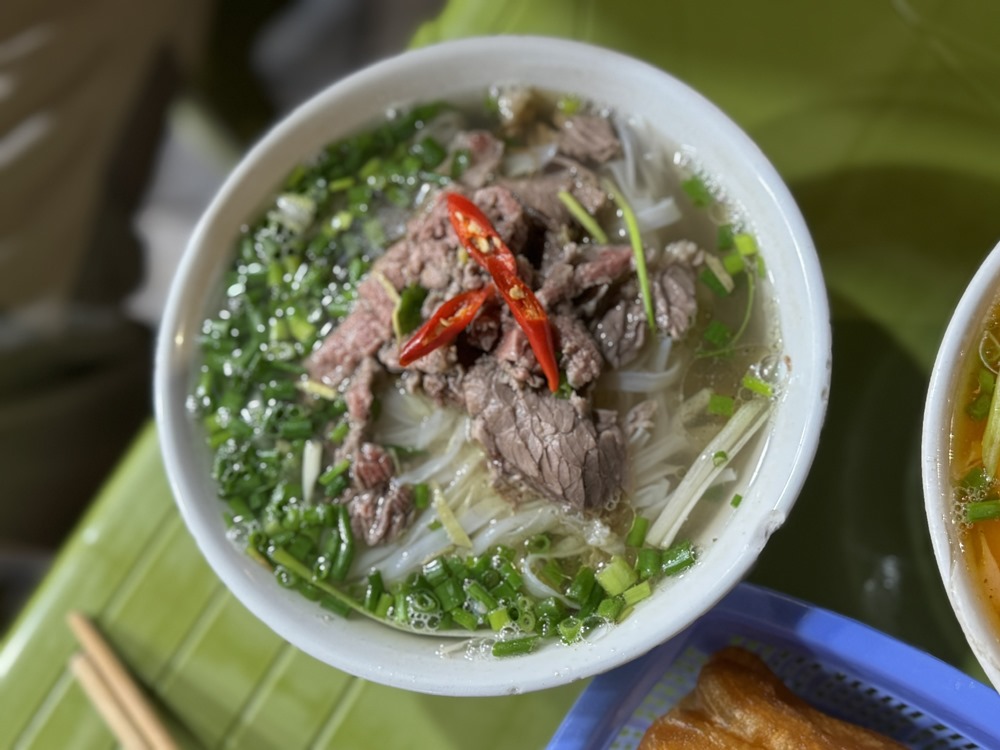 Phở tái chín trong thực đơn của quán. Ảnh: Phương Anh