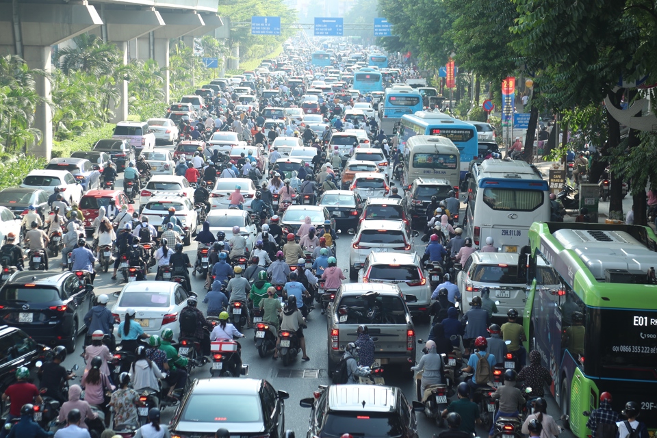 Đường Nguyễn Trãi cũng ùn ứ phương tiện nhiều giờ đồng hồ.