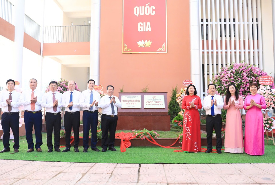 Phó Bí thư Thường trực Thành ủy Hà Nội Nguyễn Thị Tuyến cùng các đại biểu gắn biển công trình Kỷ niệm 70 năm Giải phóng Thủ đô cho Trường THCS Vạn Phúc.