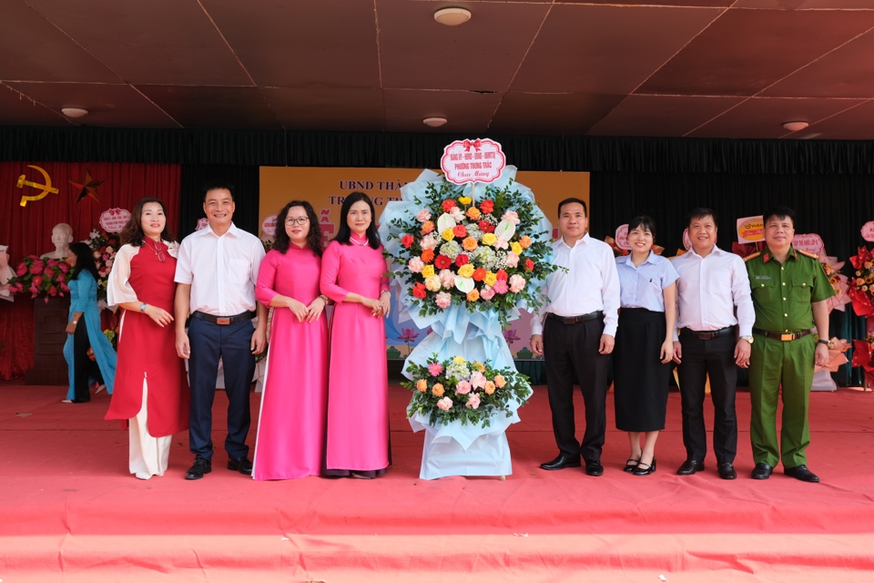 Lãnh đạo UBND phường Trưng Trắc, TP Phúc Yên cùng các đơn vị tặng hoa động viên thầy cô học sinh trường THCS Lê Hồng Phong. Ảnh: Sỹ Hào