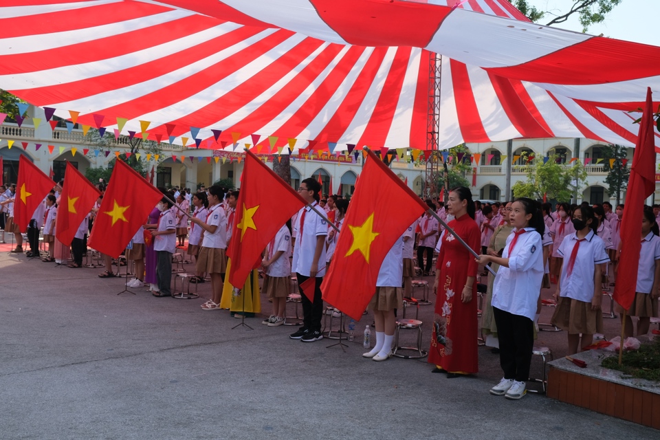 Không khí trang nghiêm tại lễ khai giảng năm học mới 2024 - 2025. Ảnh: Sỹ Hào 