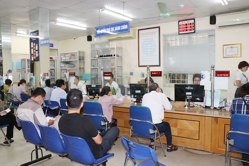 Người dân làm thủ tục tại BHXH quận Thanh Xuân (Hà Nội). 