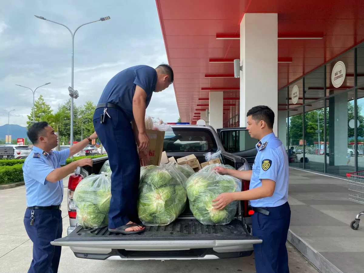 Quản lý thị trường Lào Cai gửi hàng tấn rau củ, thuốc đến với Bảo Yên và rốn lũ Làng Lủ