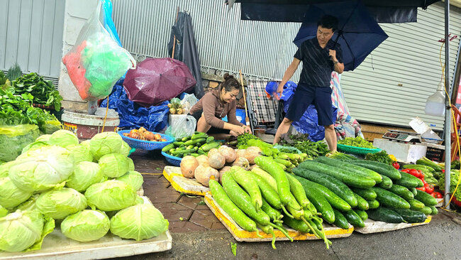 Tiểu thương phải đi cả đêm để lấy hàng, thay vì chỉ gọi điện thoại như trước đây. Ảnh: Anh Tuấn