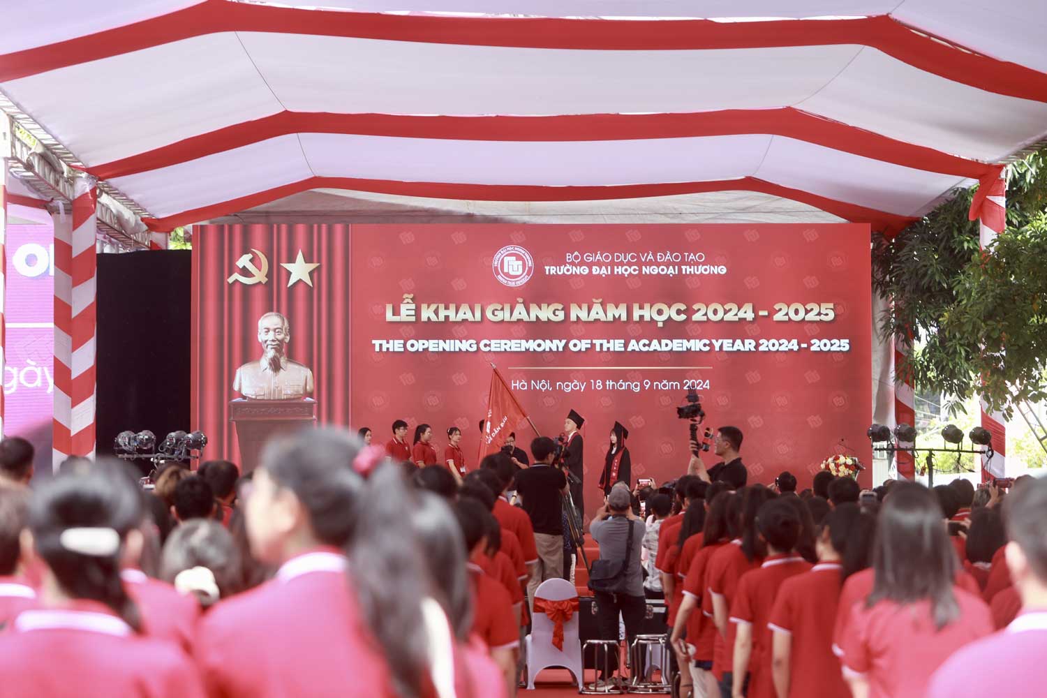 Trường Đại học Ngoại thương năm nay không nhận hoa trong lễ khai giảng. Ảnh: Việt Anh.