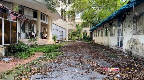 Cảnh hoang tàn bên trong Cung Thanh niên Hà Nội