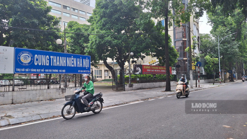 Bên ngoài Cung Thanh niên Hà Nội. Ảnh: Đền Phú