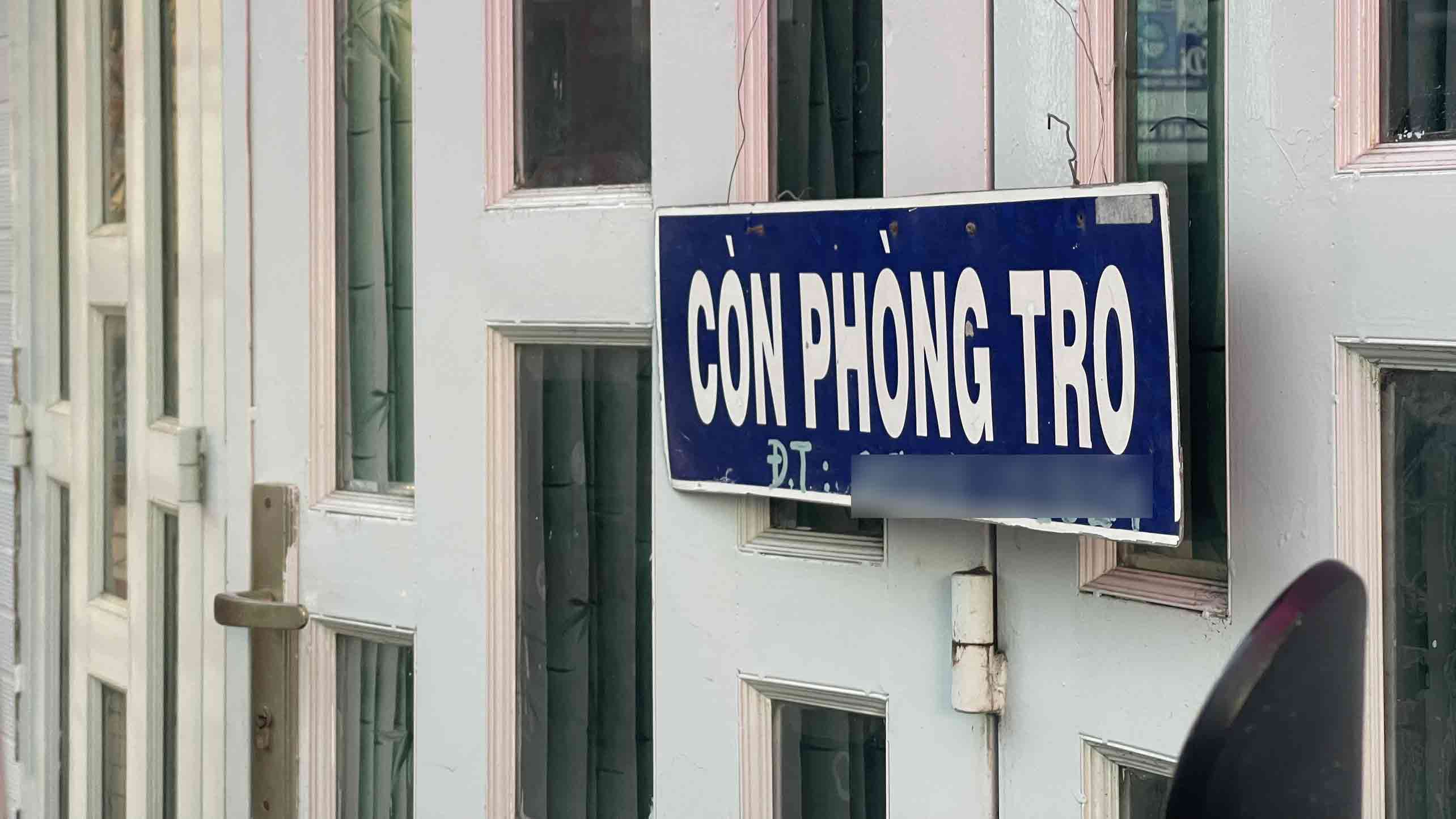 Một số phòng trọ bị bỏ trống sau khi người thuê dọn đi vì ngập. Ảnh: Bích Ngọc