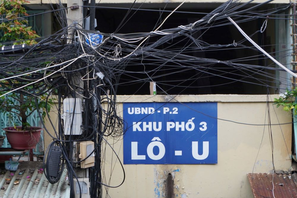 Bên cạnh đó, hệ thống dây điện, cáp ở chung cư chằng chịt, không đảm bảo an toàn.