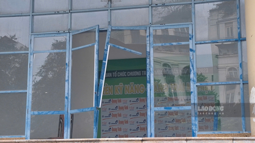 Cửa kinh đã bạc màu và vỡ. Ảnh: Đền Phú