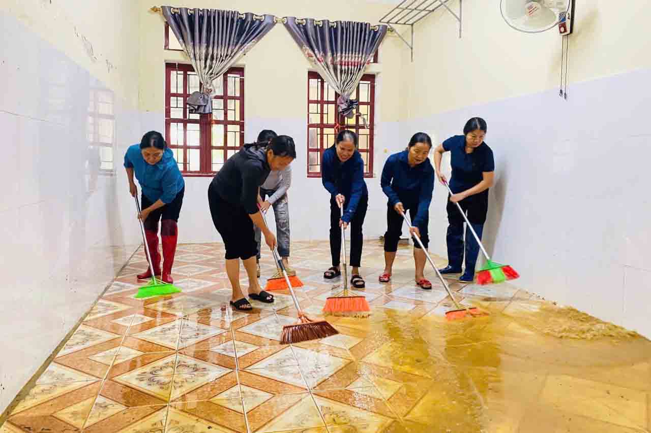 Tranh thủ nước rút đến đâu, dọn bùn đến đó ở trường Mầm non Kim Hoa. Ảnh: Giang Tuấn.