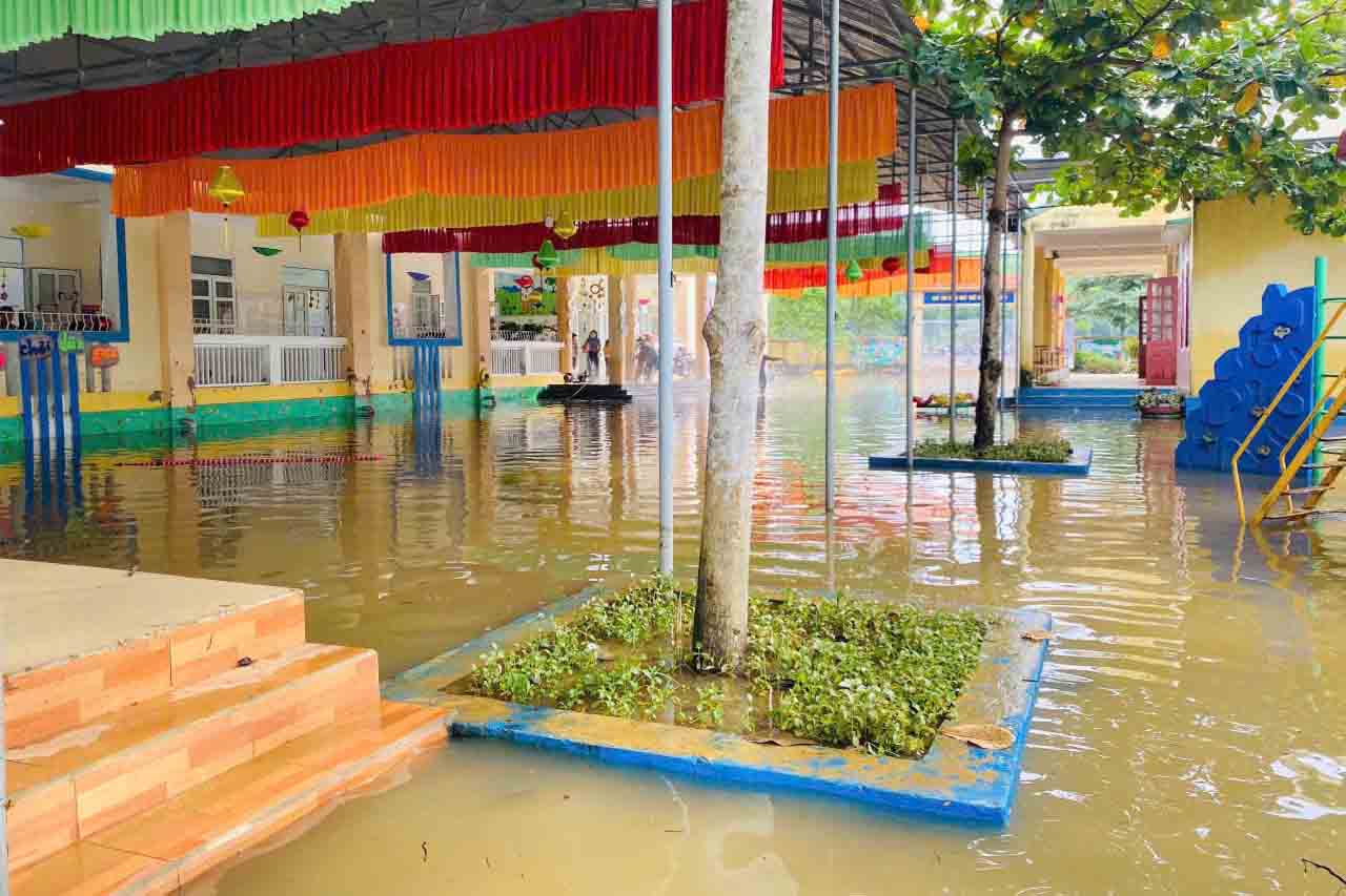 Sân trường Mầm non Kim Hoa còn ngập nước. Ảnh: Giang Tuấn.
