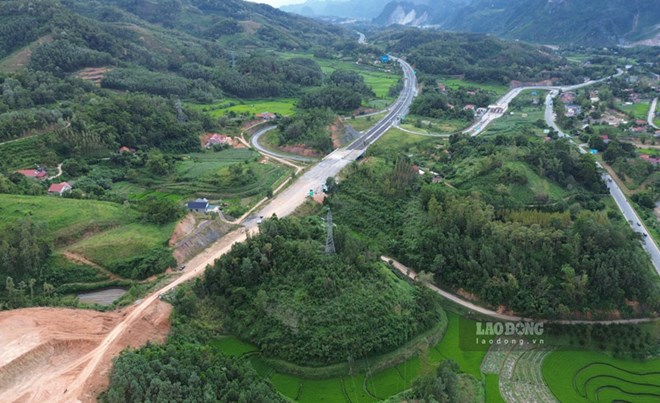 Trên công trường xây cao tốc Hữu Nghị - Chi Lăng