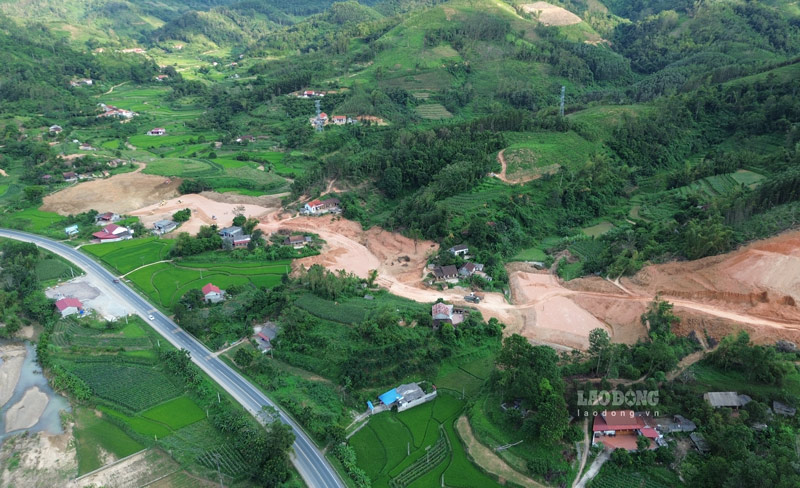 Các đồi núi cao đang được hạ thấp để tạo mặt bằng. Ảnh: An Khánh.