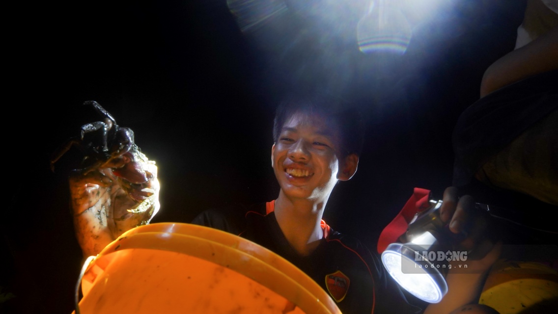 Anh Nguyễn Trung Kiên – Đại diện Điểm du lịch cộng đồng Hoàng Hôn, tỉnh Cà Mau – cho biết, hiện nay công ty đang phát triển sản phẩm du lịch tái hiện lại những nghề truyền thống của người dân Ðất Mũi như: xổ vuông tôm, soi ba khía, đặt lợp cua, bắt nghêu tại bãi bồi; cùng với các hoạt động ăn uống, sinh hoạt về đêm để giới thiệu đến khách du lịch những nét đặc trưng của vùng sông nước Cà Mau.