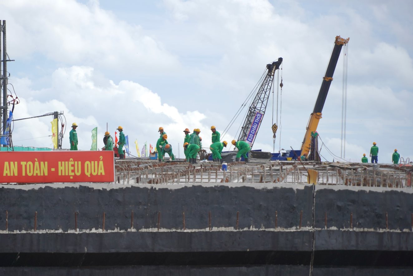 Công nhân thi công trên cao tốc Cần Thơ - Cà Mau. Ảnh: Tạ Quang