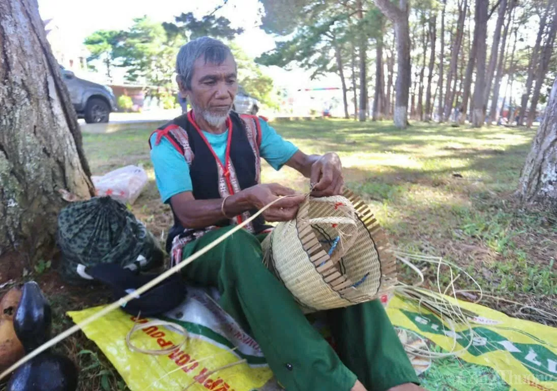 Về Gia Lai xem đồng bào Bahnar thi đan lát, dệt thổ cẩm truyền thống