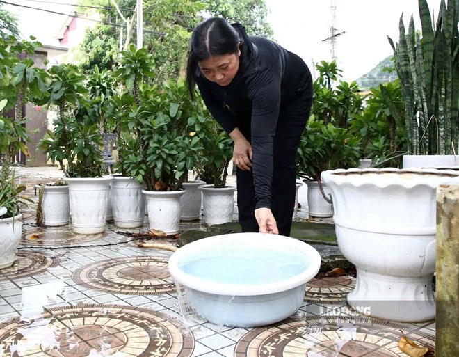 Nước sinh hoạt nhiễm dầu, người dân vội tìm nguồn thay thế