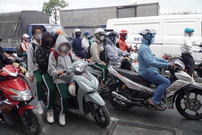 4 trường hợp người lái xe máy được chở tối đa hai người