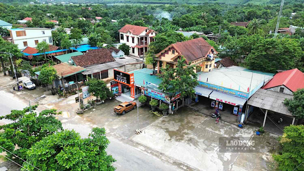Cửa hàng xăng dầu Hà Tám gần với các hộ gia đình. Ảnh: Công Sáng