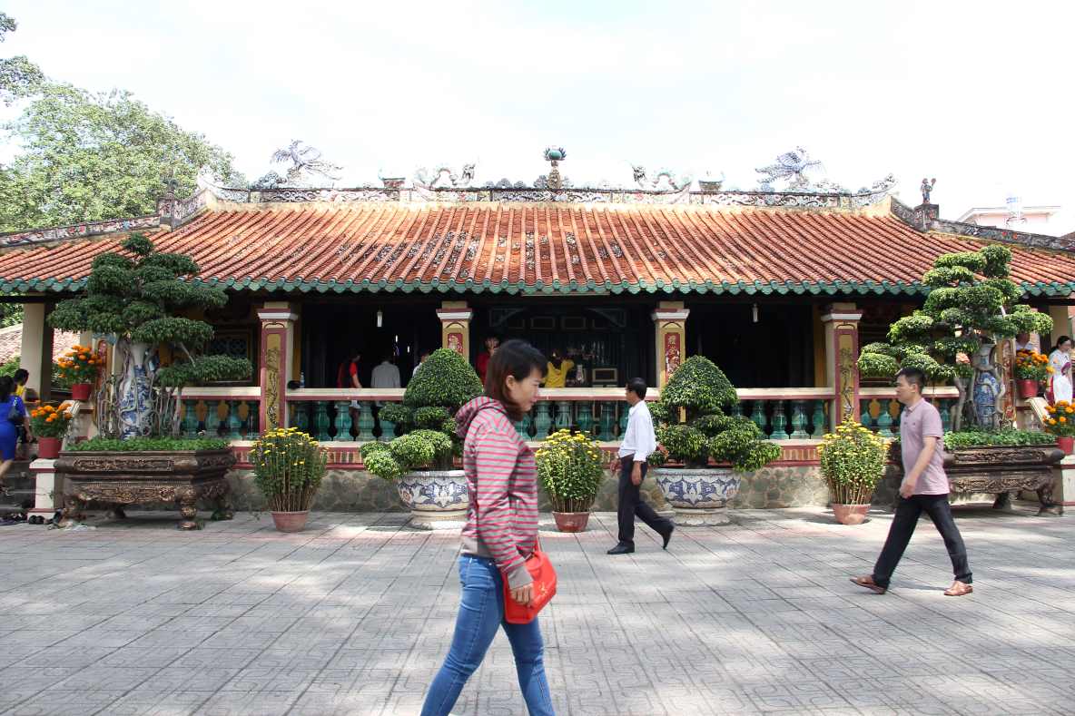 Người dân thăm viếng chùa Hội Khánh ở Bình Dương. Ảnh: Đình Trọng