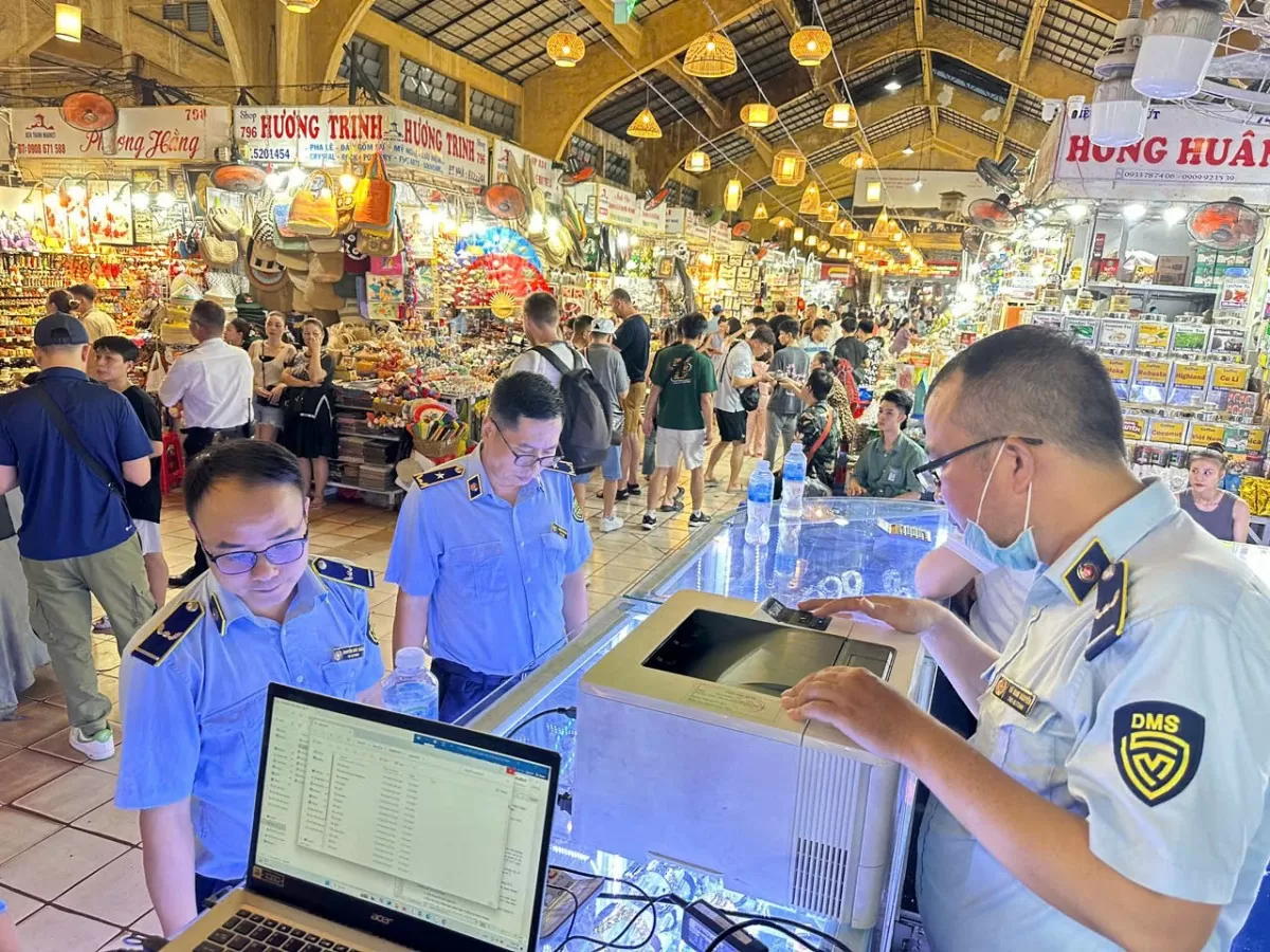 Thấy Quản lý thị trường, nhiều cửa hàng tại Sài Gòn Square đóng sập cửa Thấy Quản lý thị trường, nhiều cửa hàng tại Sài Gòn Square đóng sập cửa