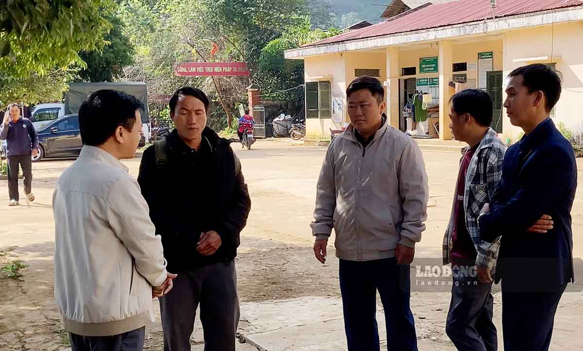 Phóng viên Báo Lao Động (trái) trao đổi với những công nhân xuất khẩu lao động bỏ về nước tại xã Sín Chải, huyện Tủa Chùa, tỉnh Điện Biên. Ảnh: Quang Đạt