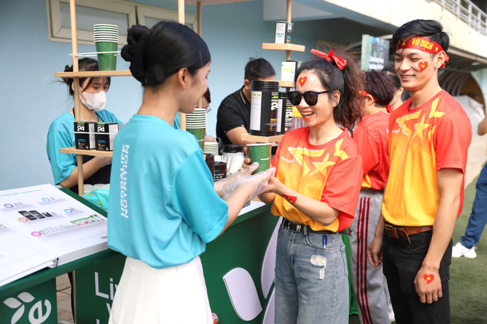 Herbalife luôn đồng hành cùng đội tuyển, cung cấp các sản phẩm dinh dưỡng chất lượng cao nhằm duy trì thể lực và tinh thần trong hành trình chinh phục giải đấu.