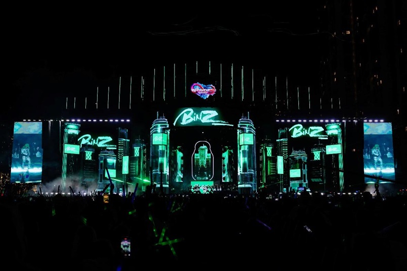 Sâu khấu đậm chất Special trong màn trình diễn của anh “Rồng” BinZ. Ảnh: SAB