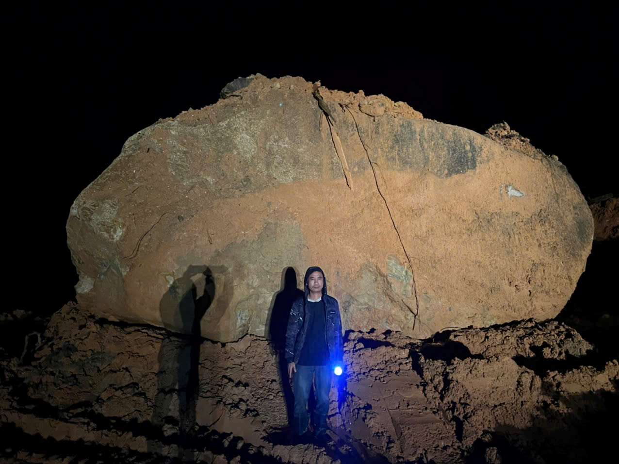 Nhiều khối đá lớn trên đèo Khánh Lê sau sạt lở. Ảnh: Hữu Long