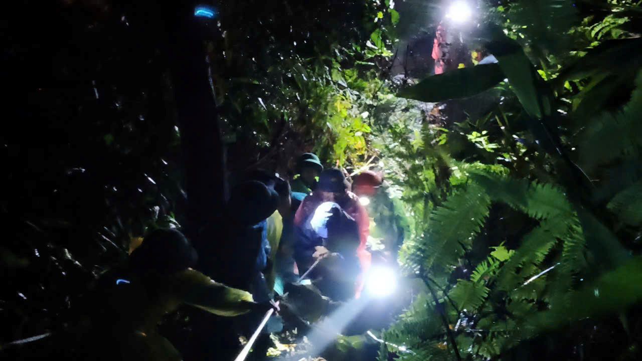 Lực lượng chức năng giải cứu hơn 350 hành khách mắc kẹt trên đéo Khánh Lê ngay trong đêm 15.12. Ảnh: Thế Tài