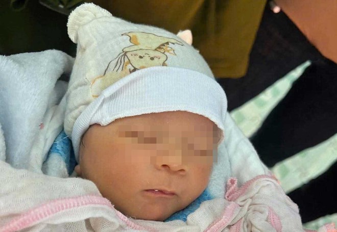 Bé sơ sinh bị bỏ rơi trong đêm bên quốc lộ ở Yên Bái