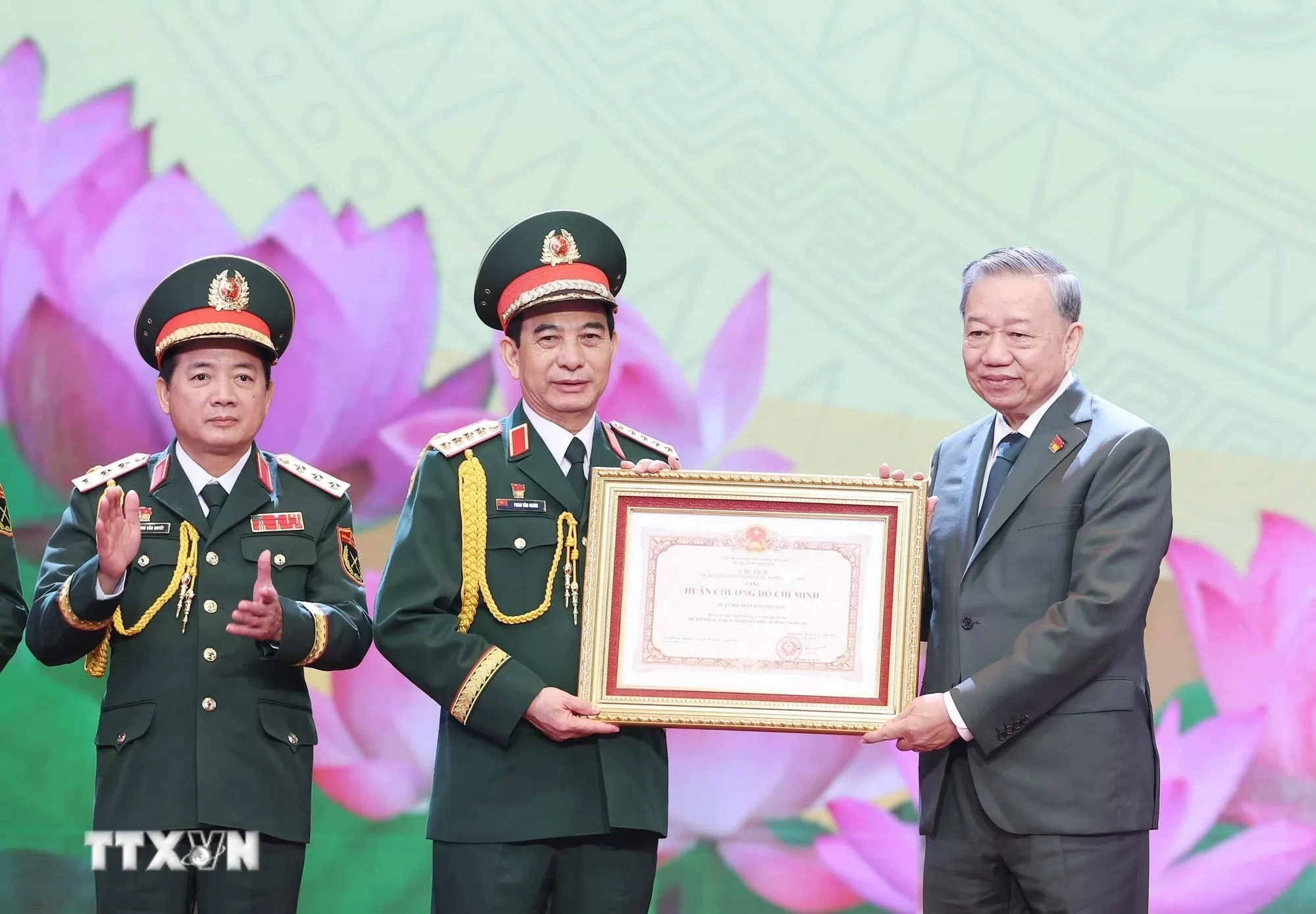 Tổng Bí thư Tô Lâm: Xây dựng Quân đội nhân dân Việt Nam chính quy, tinh nhuệ, hiện đại Tổng Bí thư Tô Lâm: Xây dựng Quân đội nhân dân Việt Nam chính quy, tinh nhuệ, hiện đại