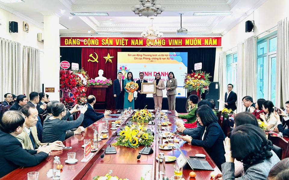 Thừa ủy quyền của Thủ tướng Chính phủ và Hội đồng thi đua khen thưởng TP Hà Nội, Giám đốc Sở LĐTB&XH Hà Nội Bạch Liên Hương trao Bằng khen của Thủ tướng Chính phủ cho tập thể Chi cục PCTNXH. Ảnh: Trần Oanh.