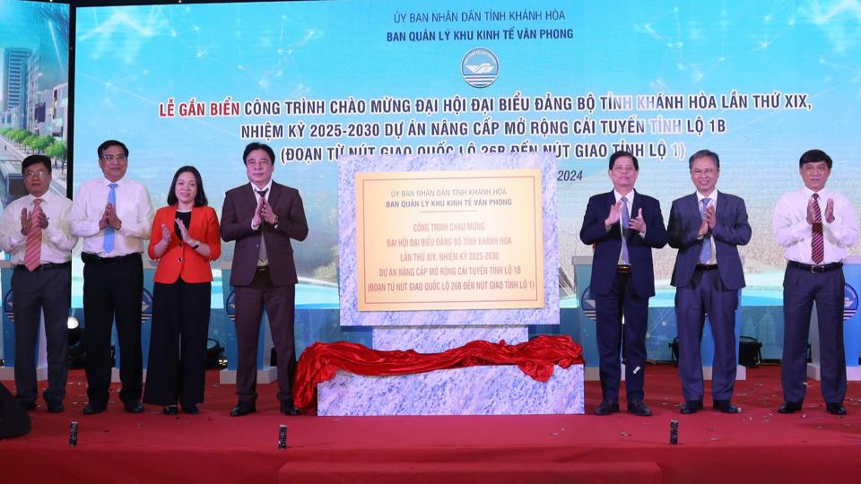 Nghi thức gắn biển Công trình chào mừng Đại hội đại biểu Đảng bộ tỉnh lần thứ XIX, nhiệm kỳ 2025 - 2030 đối với Dự án nâng cấp mở rộng cải tuyến Tỉnh lộ 1B.