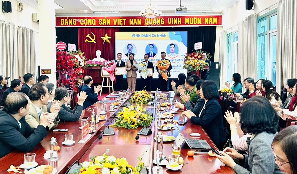 Giám đốc Sở LĐTB&XH Hà Nội Bạch Liên Hương trao Bằng khen của Chủ tịch UBND TP Hà Nội cho 3 cá nhân có thành tích góp phần vào sự nghiệp xây dựng và phát triển kinh tế xã hội Thủ đô.