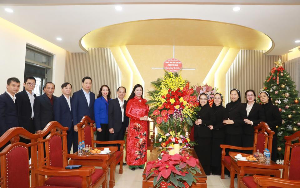 Chủ tịch Ủy ban Mặt trận Tổ quốc Việt Nam TP Hà Nội Nguyễn Lan Hương mong muốn Công đoàn Dòng Mến Thánh giá Giáo phận Hà Nội tiếp tục phát huy truyền thống sống ''Tốt đời, đẹp đạo'', chung sức đồng lòng xây dựng Thủ đô