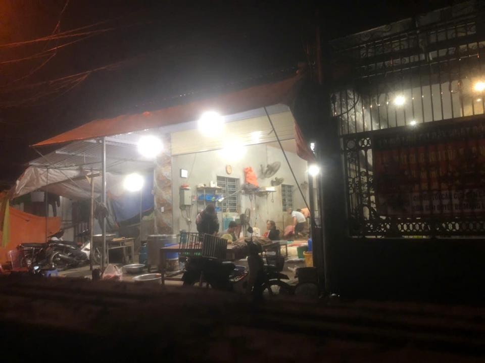 Đêm nào nhà ông Đoàn Văn Trường cũng giết vài con lợn, gây ồn ào và ô nhiễm môi trường. Ảnh: Vĩnh Quân