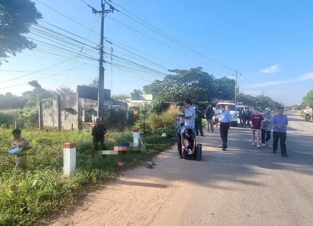 Công an đến hiện trường điều tra vụ việc. Ảnh: Duy Tuấn