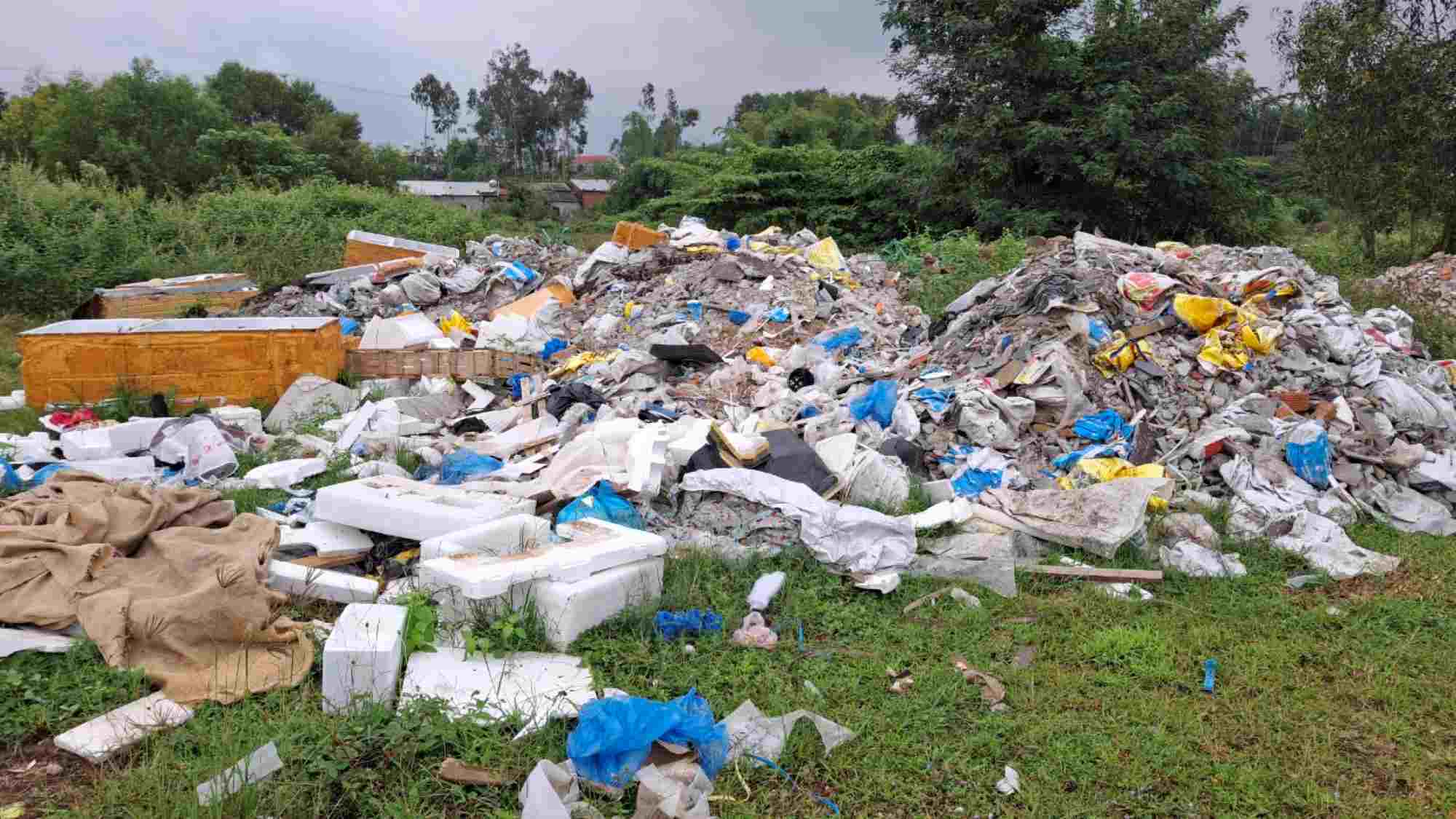 Sau 17 năm triển khai, dự án khu đô thị thương mại - dịch vụ Vina Universal Paradise ở TP Quảng Ngãi vẫn treo, khiến 160 hộ dân sống lay lắt. Ảnh: Viên Nguyễn