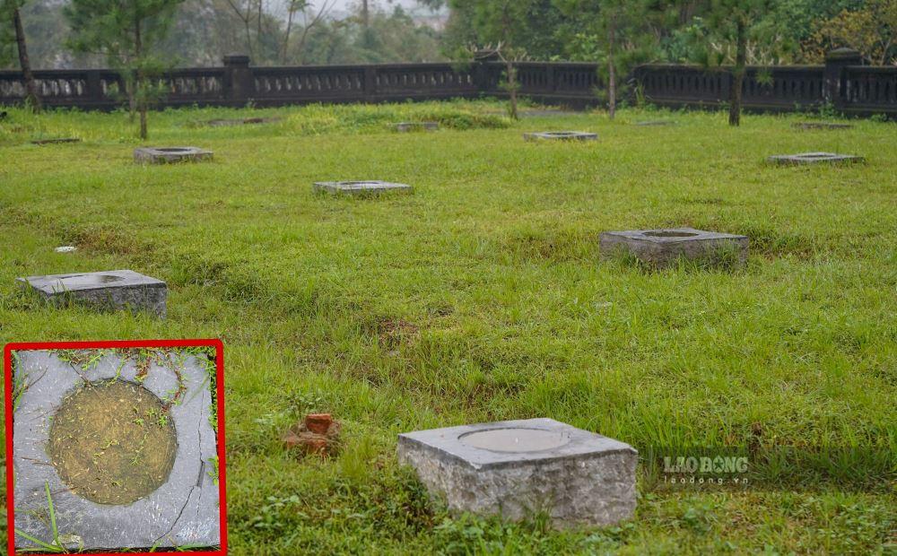 Điện Đại Thành chỉ còn sót lại những chân tán bằng đá.