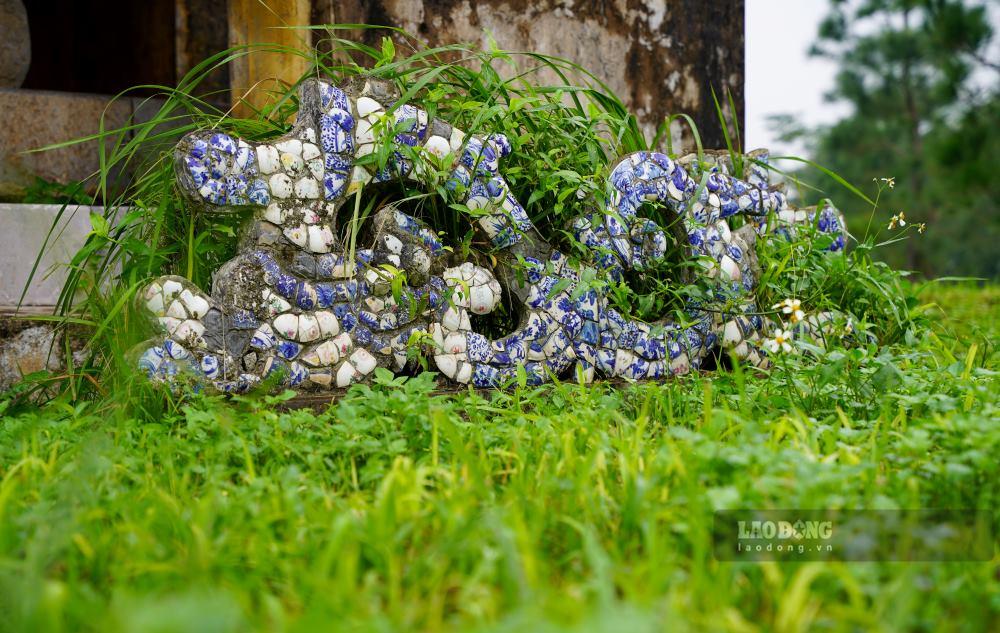 Những hoa văn khảm sành sứ còn sót lại trong khuôn viên Văn Miếu.