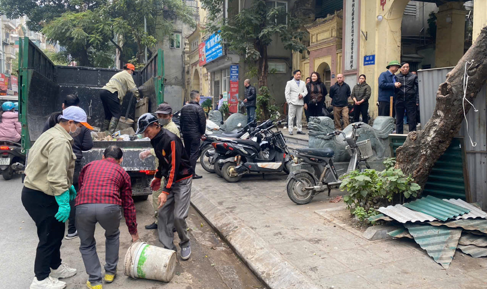 Lực lượng chức năng phường Bưởi, quận Tây Hồ ra quân xử lý vi phạm trật tự đô thị, vệ sinh môi trường trên địa bàn.