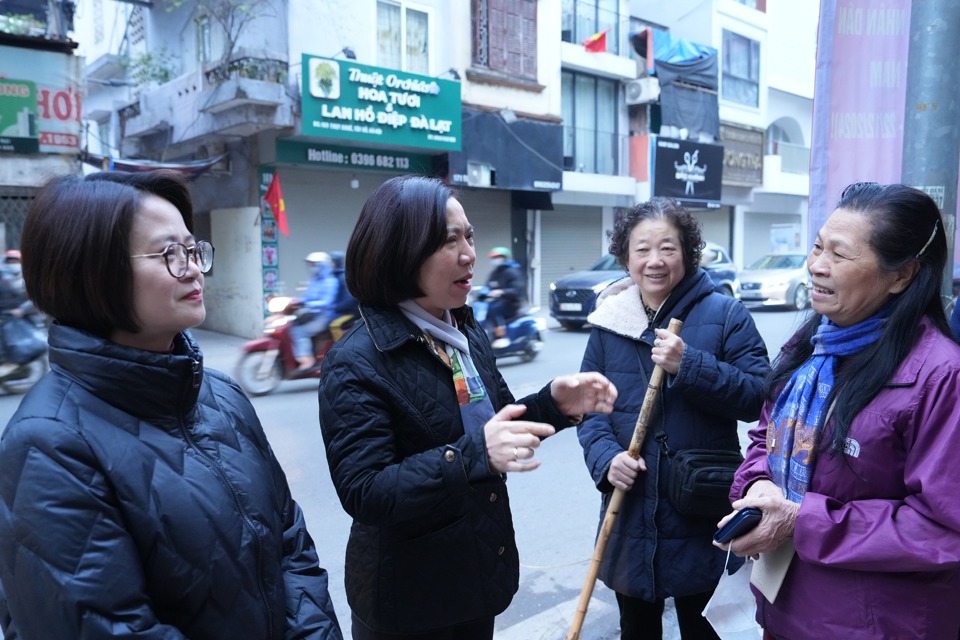 Bí thư Quận uỷ Tây Hồ Lê Thị Thu Hằng trực tiếp kiểm tra công tác đảm bảo trật tự đô thị, vệ sinh môi trường tại địa bàn phường Thụy Khuê.